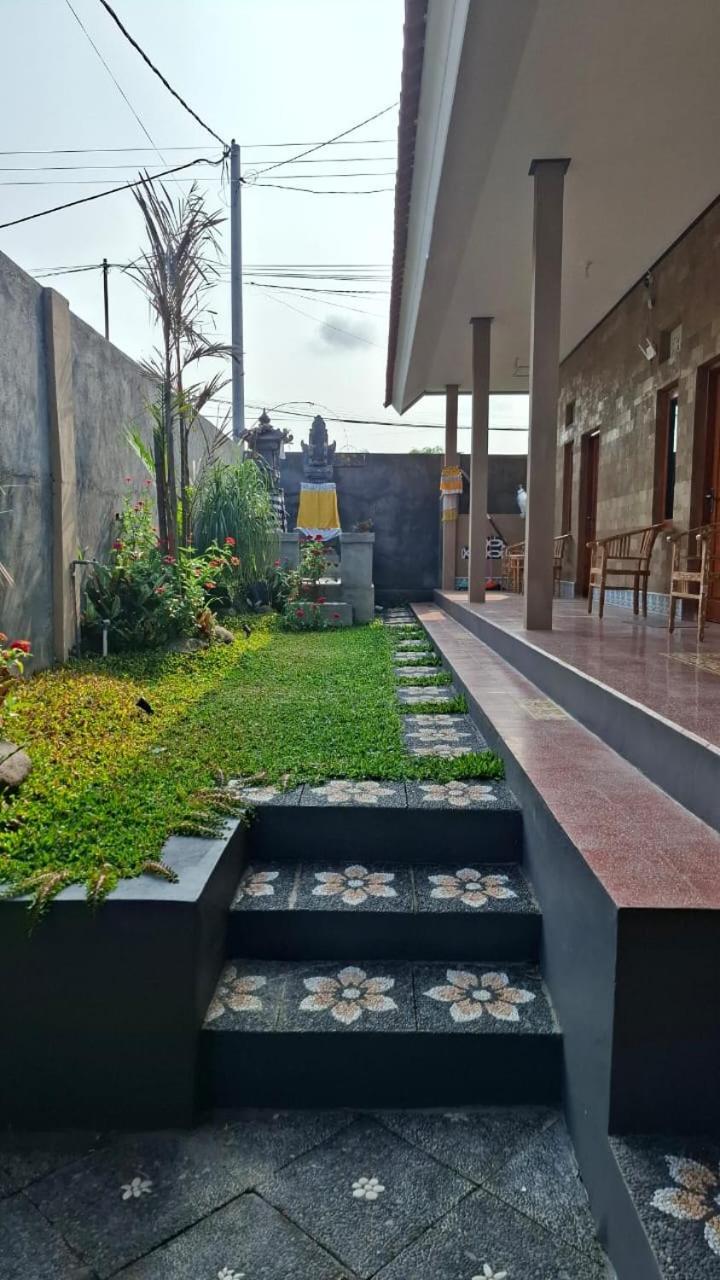 Raditya Homestay Mambal Exterior photo